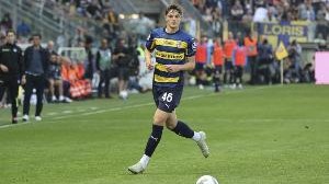 英媒：利物浦、纽卡和热刺等队有意18岁帕尔马后卫莱奥尼