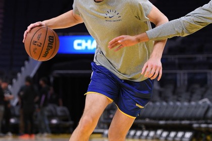 😰什么选手？勇士52号秀图希半场3中0一分未得 罚球也2中0...